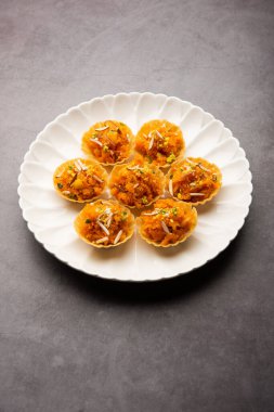 Pistachio Mava ya da khoa tatlısı. Ya da şam fıstığı, barfi, burfi, barfee ya da peda olarak da bilinir. Hint yeşili.