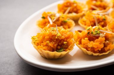 Pistachio Mava ya da khoa tatlısı. Ya da şam fıstığı, barfi, burfi, barfee ya da peda olarak da bilinir. Hint yeşili.