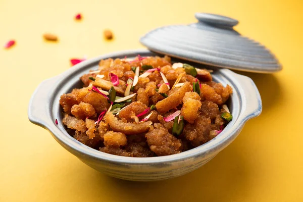 Basit ve lezzetli ekmek halkası ya da halva ya da shira ya da sheera, Hint tatlısı.