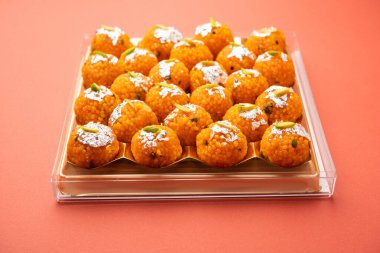 Hindistan tatlısı motichoor laddoo ya da Bundi laddu un çok küçük toplardan ya da boondisten yapılır top yapmadan önce bol yağda kızartılmış ve şeker şurubuna batırılmış.