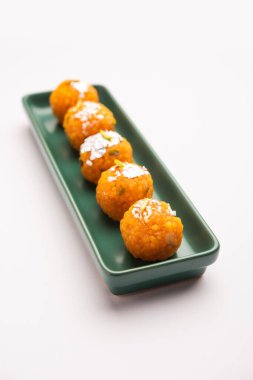 Hindistan tatlısı motichoor laddoo ya da Bundi laddu un çok küçük toplardan ya da boondisten yapılır top yapmadan önce bol yağda kızartılmış ve şeker şurubuna batırılmış.