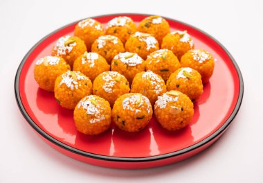 Hindistan tatlısı motichoor laddoo ya da Bundi laddu un çok küçük toplardan ya da boondisten yapılır top yapmadan önce bol yağda kızartılmış ve şeker şurubuna batırılmış.