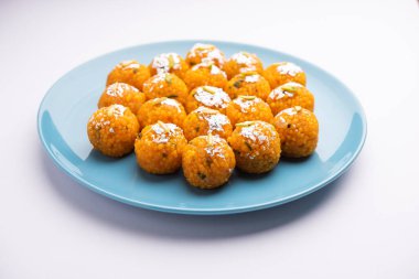 Hindistan tatlısı motichoor laddoo ya da Bundi laddu un çok küçük toplardan ya da boondisten yapılır top yapmadan önce bol yağda kızartılmış ve şeker şurubuna batırılmış.