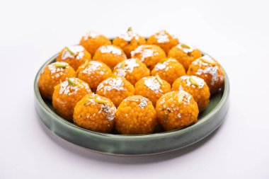 Hindistan tatlısı motichoor laddoo ya da Bundi laddu un çok küçük toplardan ya da boondisten yapılır top yapmadan önce bol yağda kızartılmış ve şeker şurubuna batırılmış.