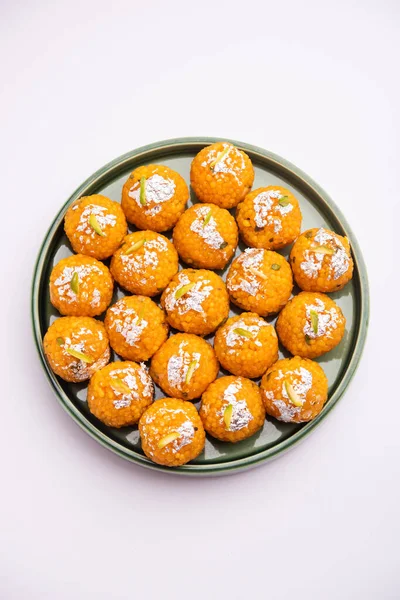 インドの甘いモチョールのラドゥやグラム粉で作られたブンディラドゥは ボールを作る前に深い揚げと砂糖シロップに浸した非常に小さなボールやボンズ — ストック写真
