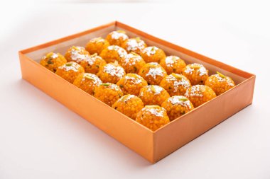 Hindistan tatlısı motichoor laddoo ya da Bundi laddu un çok küçük toplardan ya da boondisten yapılır top yapmadan önce bol yağda kızartılmış ve şeker şurubuna batırılmış.