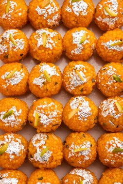 Hindistan tatlısı motichoor laddoo ya da Bundi laddu un çok küçük toplardan ya da boondisten yapılır top yapmadan önce bol yağda kızartılmış ve şeker şurubuna batırılmış.