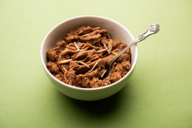 Singoda veya Singada Sheera, Farali Singhara Halwa veya Vrat veya upwas su kestanesi kullanarak yapılan tarifler.