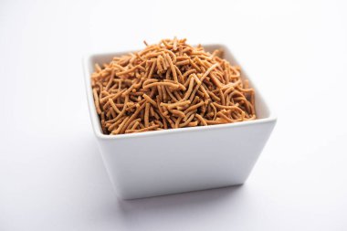 Singada ya da Singara sarımsak sev, Namkeen shev su kestanesi ile yapılan bir Vrat yemeği.