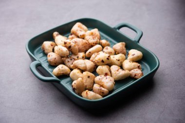 Kızarmış su kestanesi tarifi, Singhara ya da Singoda kızartması.