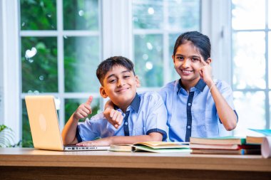 Sınıf Üniformalarını Giyerken Dizüstü Bilgisayarda Birlikte Çalışan Hintli Okul Çocukları, Grup Öğrenimi, Bilgi Paylaşımı, Eğitim sırasında Akademik Görevler Kullanımı Teknolojisi İşbirliği