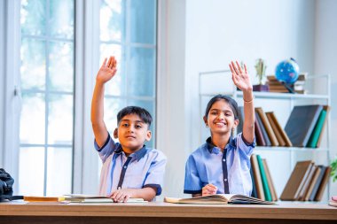 Hintli Okul Çocukları, Okul üniformalarını giyerken, Öğrenim Sürecine katılırken, Öğrenci Etkileşimine Odaklanılan Öğrenci Etkileşimine Odaklanırken, Bir Sınıfta Soruya Cevap Vermek İçin El Kaldırıyor