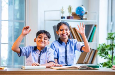 Hintli Okul Çocukları, Okul üniformalarını giyerken, Öğrenim Sürecine katılırken, Öğrenci Etkileşimine Odaklanılan Öğrenci Etkileşimine Odaklanırken, Bir Sınıfta Soruya Cevap Vermek İçin El Kaldırıyor