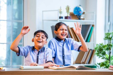 Hintli Okul Çocukları, Okul üniformalarını giyerken, Öğrenim Sürecine katılırken, Öğrenci Etkileşimine Odaklanılan Öğrenci Etkileşimine Odaklanırken, Bir Sınıfta Soruya Cevap Vermek İçin El Kaldırıyor