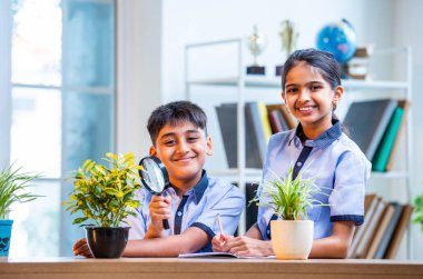 Hintli Okul Çocukları Botanik Gözlem Tesisi Üniforma Giyerken Sınıfta Büyüteç Kullanarak Öğreniyor, Akademik Biyolojide Yapraklar Bilimsel Çalışmalara Odaklanıyor