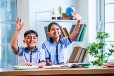 Hintli Okul Çocukları, Okul üniformalarını giyerken, Öğrenim Sürecine katılırken, Öğrenci Etkileşimine Odaklanılan Öğrenci Etkileşimine Odaklanırken, Bir Sınıfta Soruya Cevap Vermek İçin El Kaldırıyor