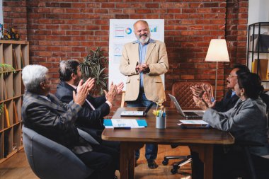 Hintli işadamları, Hindistan 'ın üst düzey Asyalı iş adamları olarak sunum yaparken el sıkışıyorlar. Yüksek yönetim, samimi modern ofis grafiği kullanarak başarılı büyüme projeksiyonunu kutluyor.