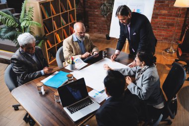 Hintli işadamları, Hindistan 'da rahat modern ofis masasında çalışırken, üst düzey Asyalı iş adamları ve üst düzey yönetim stratejisi olarak plan üzerinde tartışıyorlar.