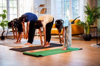 Hintli aile evde Suryanamaskara yapıyor. Sağlıklı vücut için evde güneş selamı yogası yapıyorlar. Ve sabahları modern, savurgan bir yaşam alanında sakin bir zihin.