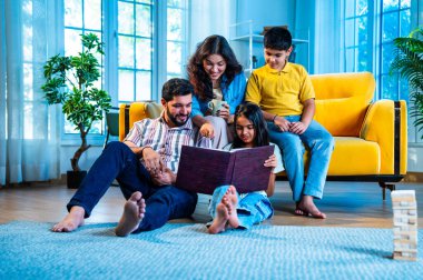 Hintli genç bir aile, evde eski fotoğraf albümlerini seyrediyor. Evdeki kanepenin içinde, modern, müsrif bir oturma odasında oturup, eski anıları yâd ediyorlar. Kahkahalar atan nostaljinin tadını çıkarıyorlar.