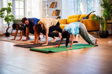 Hintli aile evde Suryanamaskara yapıyor. Sağlıklı vücut için evde güneş selamı yogası yapıyorlar. Ve sabahları modern, savurgan bir yaşam alanında sakin bir zihin.