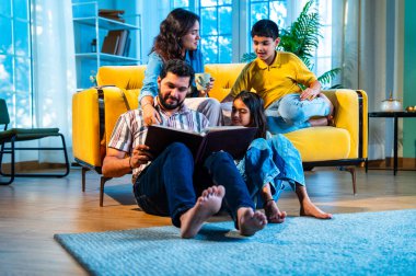 Hintli genç bir aile, evde eski fotoğraf albümlerini seyrediyor. Evdeki kanepenin içinde, modern, müsrif bir oturma odasında oturup, eski anıları yâd ediyorlar. Kahkahalar atan nostaljinin tadını çıkarıyorlar.