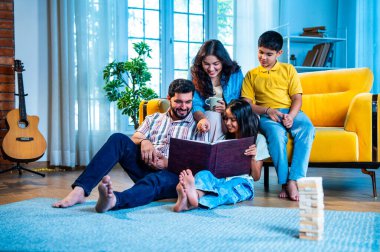 Hintli genç bir aile, evde eski fotoğraf albümlerini seyrediyor. Evdeki kanepenin içinde, modern, müsrif bir oturma odasında oturup, eski anıları yâd ediyorlar. Kahkahalar atan nostaljinin tadını çıkarıyorlar.