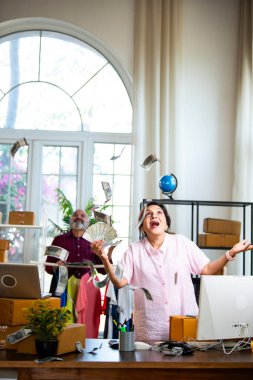 Hintli üst düzey çiftler, internet siparişlerini yönetirken, paket dağıtırken, karton kutuları paketlerken ve ev işlerinde birlikte çalışırken ev bazlı E-ticaret sektöründeki başarılarını kutluyorlar.