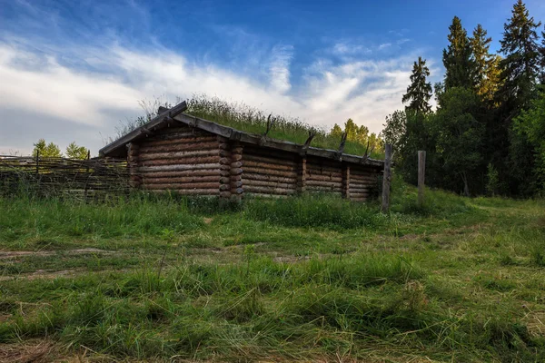 Holzhaus im Wald — Stockfoto