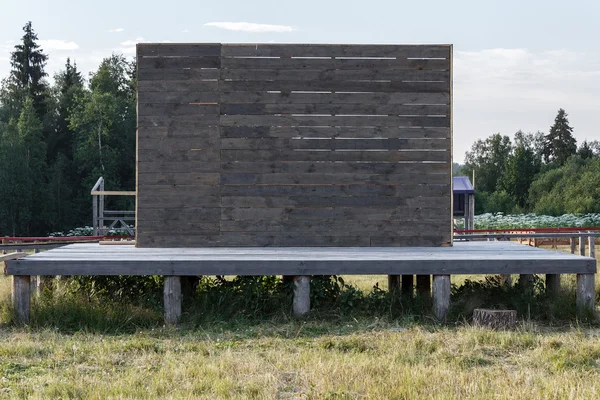 Açık alan ahşap sahnede