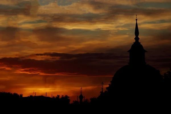 Kanlı gün batımı arka plan üzerinde Manastırı