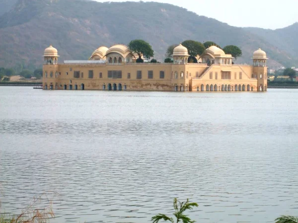 Jal Mahal ya da Man Sagar Gölü 'nün ortasındaki su sarayı, Jaipur şehri, Hindistan.