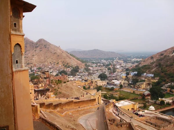 Jaipur şehrinin üst açısı ve Amber Fort, Rajasthan, Hindistan 'ın giriş yolu.