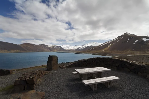 Banco de madera junto a un hermoso panorama del lago en Islandia —  Fotos de Stock