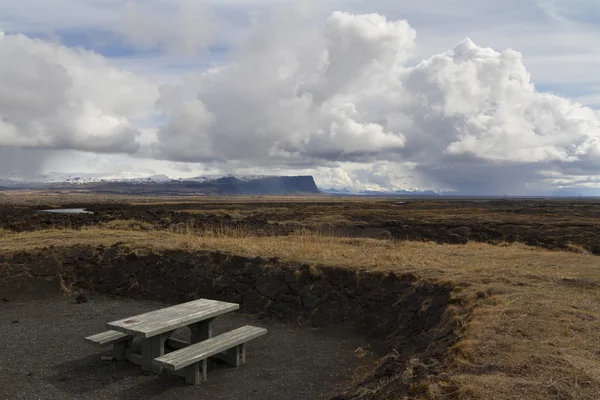 Banco de madera junto a un hermoso panorama de montaña en Islandia —  Fotos de Stock