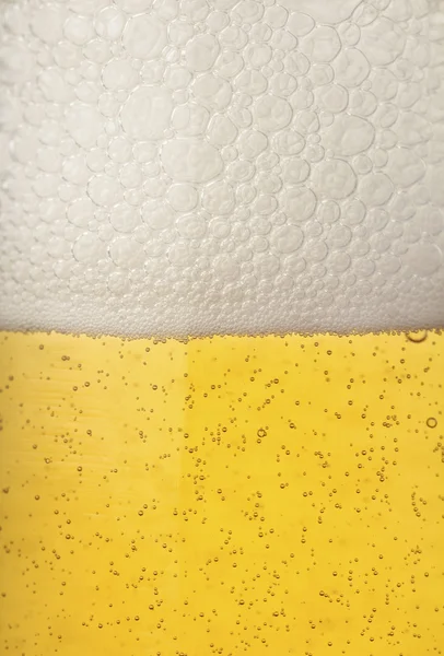 Primo piano di perle di birra, aggiungendo fino a schiuma — Foto Stock