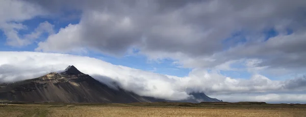 Dramático panorama montañoso en el sur de Islandia —  Fotos de Stock