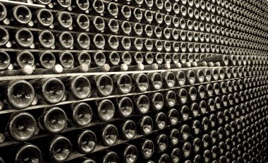 Bodrumda şampanya şişeleri yığını