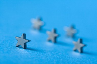 Beyaz izole kahverengi dikiş ipliği