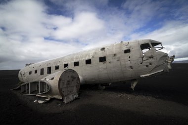İzlanda güneyinde siyah bir kumsalda bulunan uçak kazası