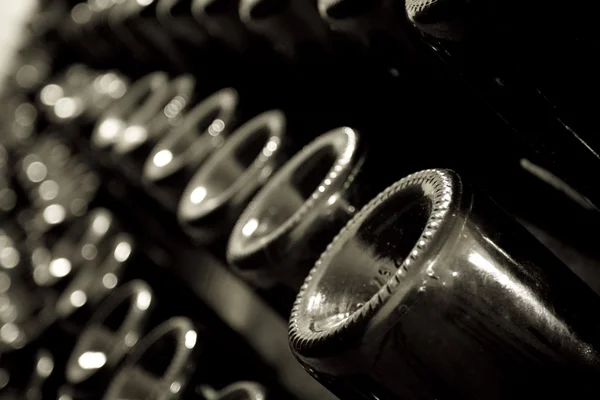 Pilha de garrafas de champanhe na adega — Fotografia de Stock
