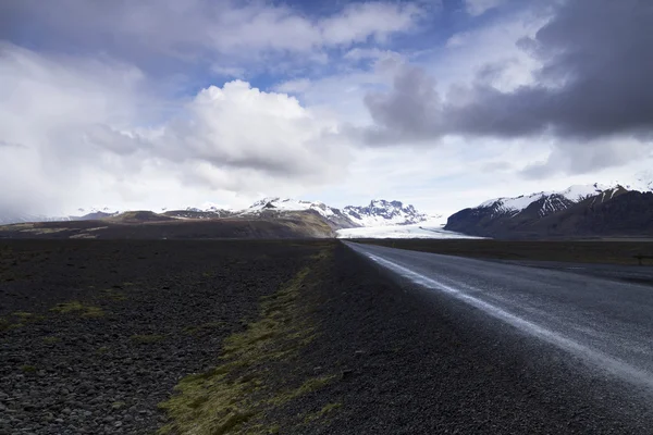 Camino recto de las montañas en Islandia —  Fotos de Stock
