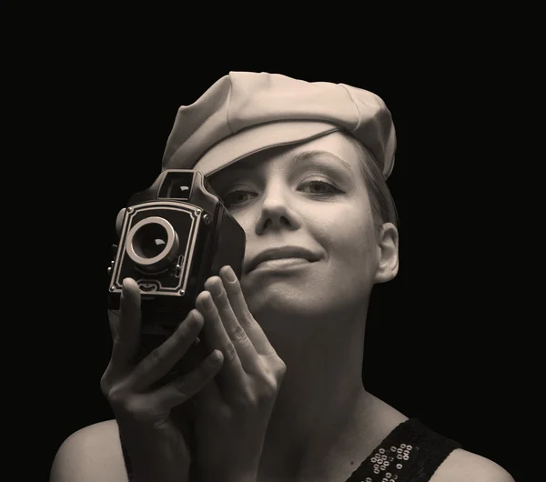 Молодая женщина держит ретро-камеру — стоковое фото