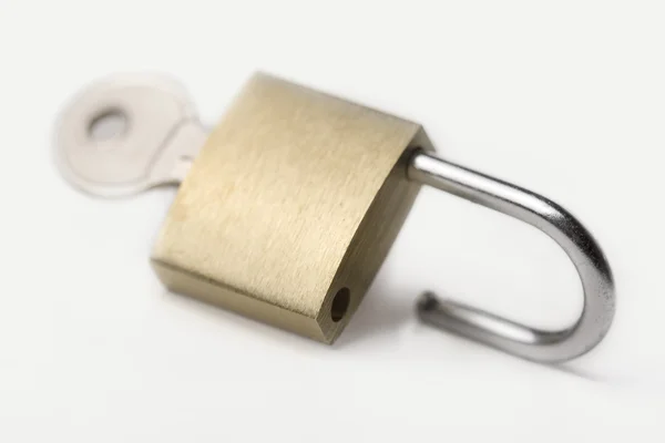 Abrir bloqueio com chave no fundo branco — Fotografia de Stock