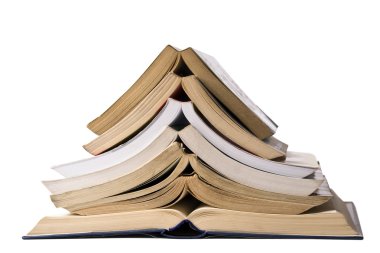 Yığın birbirinin üstüne ayakta açık kitap