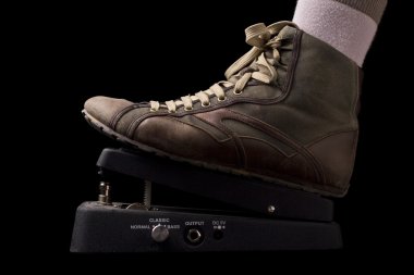 Bir siyah wah wah gitar pedal iterek Ayakkabı