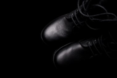 Bir çift siyah ordu çizme