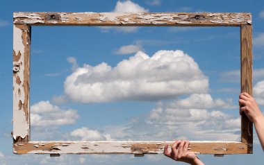 eski bir ahşap çerçeve gökyüzüne karşı devam etti.