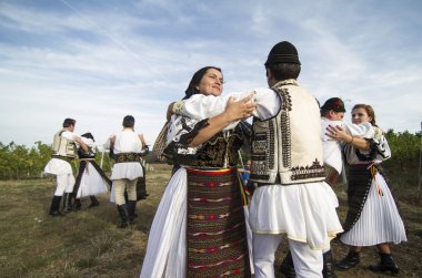 Geleneksel Jidvei mahzeninde dans kişi adil hasat