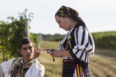 Genç adam ve kadın geleneksel Jidvei bağ, Fuar hasat